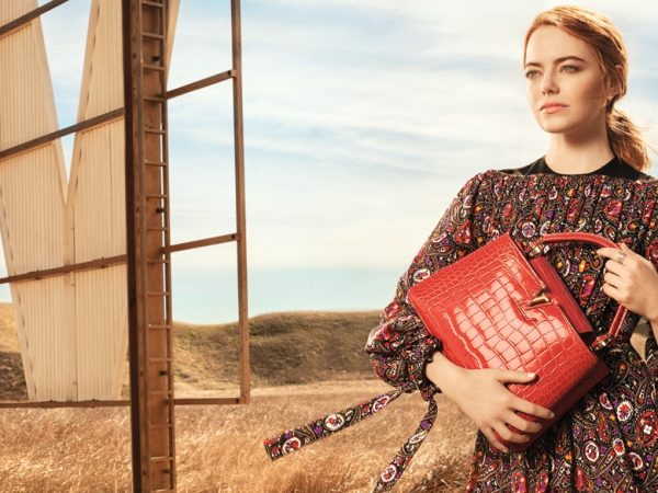 Emma Stone en el desierto de California con Louis Vuitton.