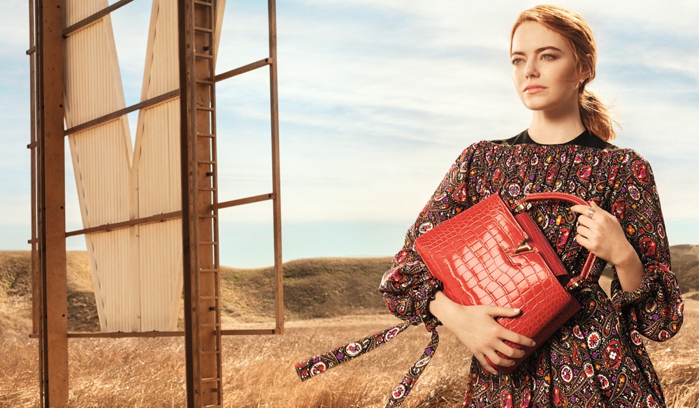 imagen 6 de Emma Stone en el desierto de California con Louis Vuitton.