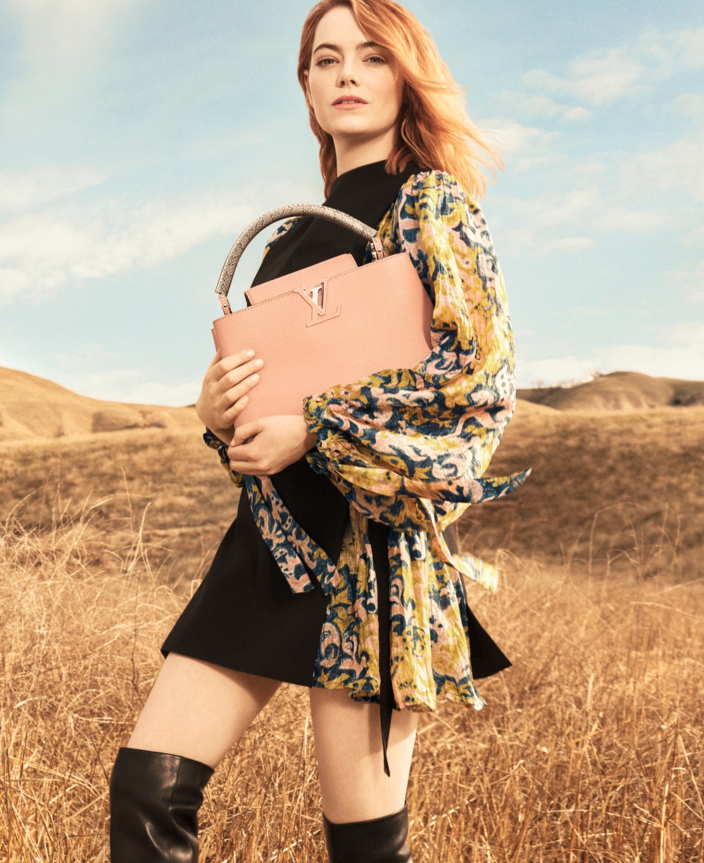 imagen 3 de Emma Stone en el desierto de California con Louis Vuitton.