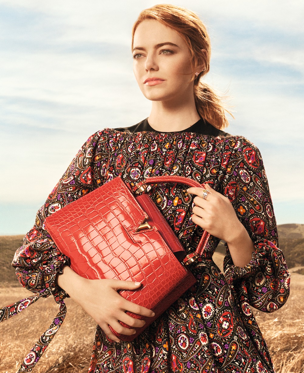 imagen 1 de Emma Stone en el desierto de California con Louis Vuitton.