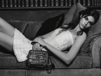 Kaia Gerber, el futuro de los bolsos de Chanel.