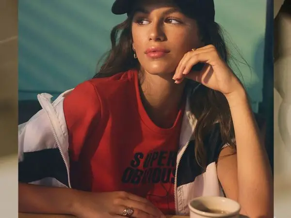 Kaia y Bella visten Penshoppe.