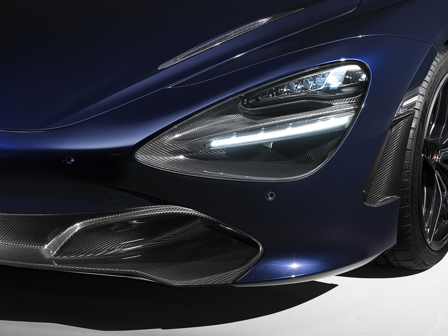 imagen 3 de Rhapsody in Atlantic Blue, una lujosa interpretación del McLaren 720S.