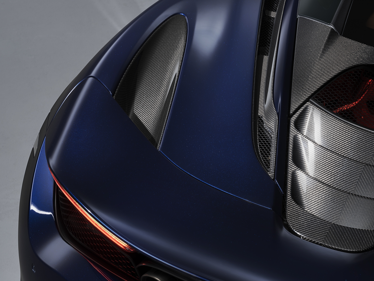 imagen 5 de Rhapsody in Atlantic Blue, una lujosa interpretación del McLaren 720S.