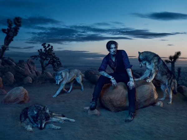 Sauvage eau de parfum: Johnny Depp también baila con lobos.