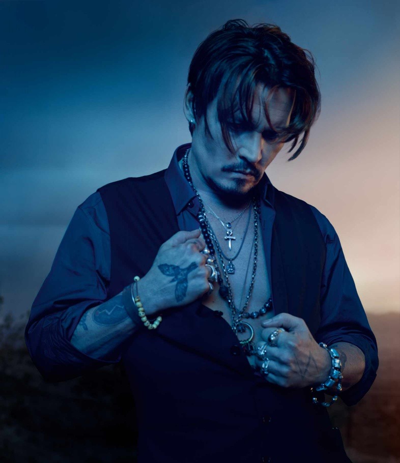 imagen 5 de Sauvage eau de parfum: Johnny Depp también baila con lobos.