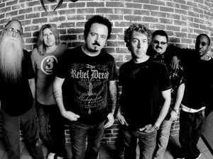 Tras cuarenta años de historia, Toto lanza un nuevo “Grandes Éxitos”.