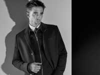 Robert Pattinson se viste de Dior Homme a ojos de Karl Lagerfeld.