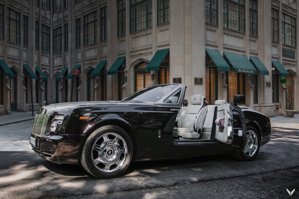 imagen 1 de Vilner Design celebra el décimo cumpleaños del Rolls-Royce Phantom Drophead Coupé vistiéndolo de etiqueta.