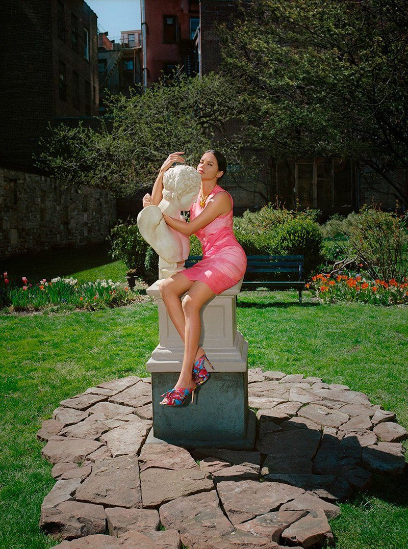 imagen 4 de Adriana Lima con Schutz a sus pies.