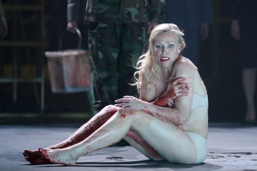 imagen 7 de El Teatro Real estrena una brutal versión de Die Soldaten.