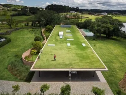 Una casa con el jardín en el tejado.