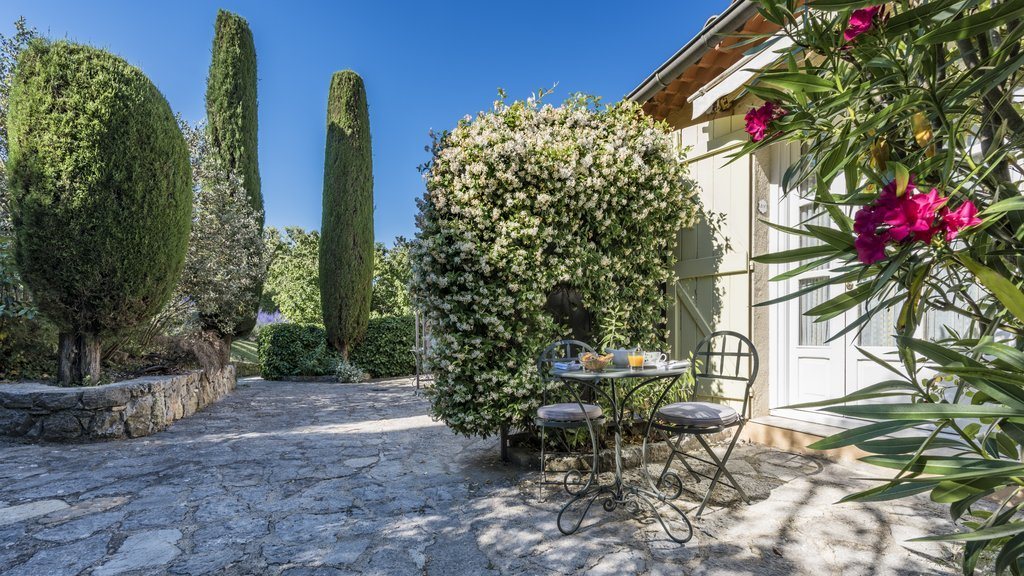imagen 16 de Descansar en una elegante villa provenzal con vistas a los Alpes.