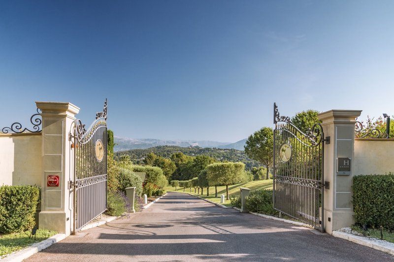 imagen 10 de Descansar en una elegante villa provenzal con vistas a los Alpes.