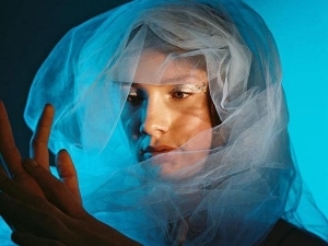 Nuevo video de la cantante y compositora belga Blanche.