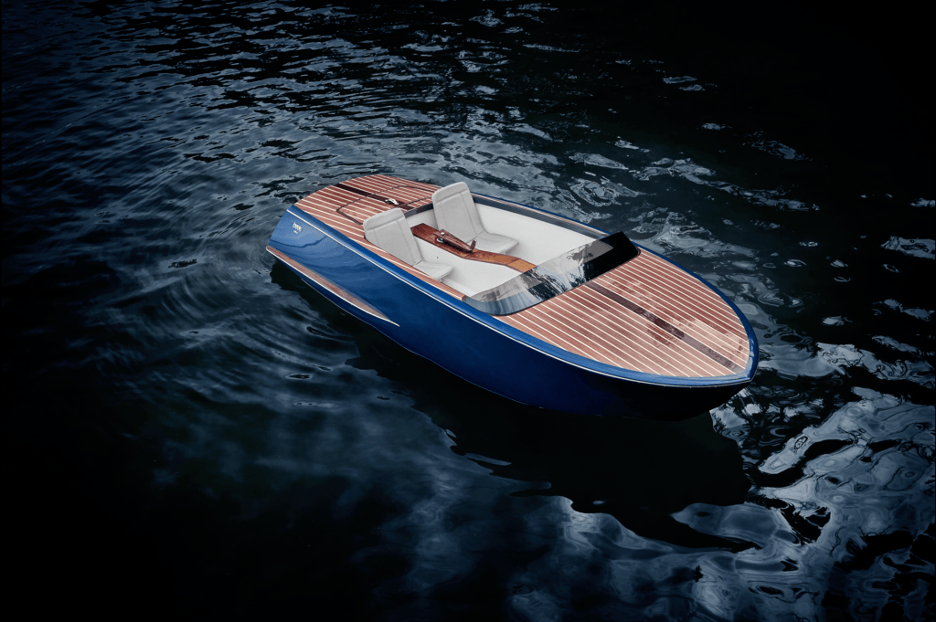 imagen 1 de Beau Lake Pedal Boat, el bote más glamouroso del momento.