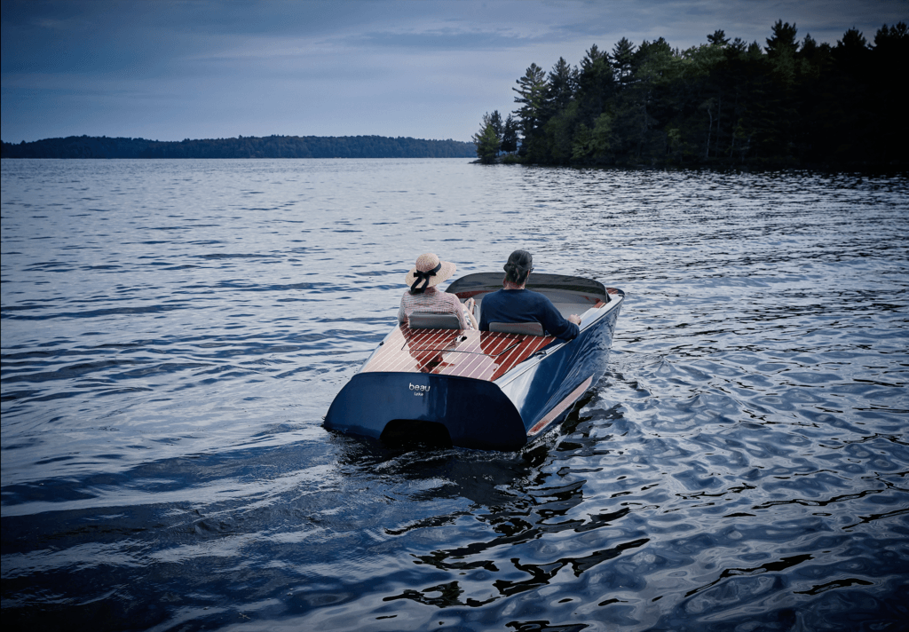 imagen 2 de Beau Lake Pedal Boat, el bote más glamouroso del momento.