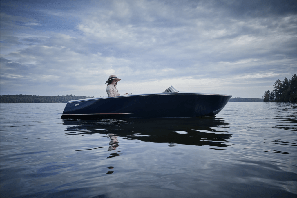 imagen 3 de Beau Lake Pedal Boat, el bote más glamouroso del momento.