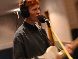 King Krule entrega un nuevo tema de inspiración jazzística.