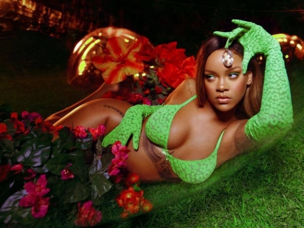 Rihanna desnuda el otoño con su lencería Savage Fenty.