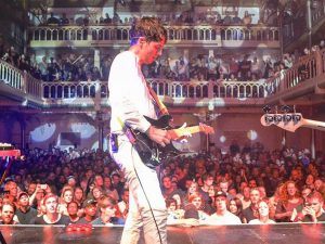 Roosevelt presenta uno de los discos del año.