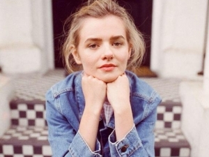 Rossie Carney anuncia la publicación de su álbum de debut.