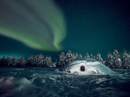 Dormir en un iglú helado bajo la aurora boreal.