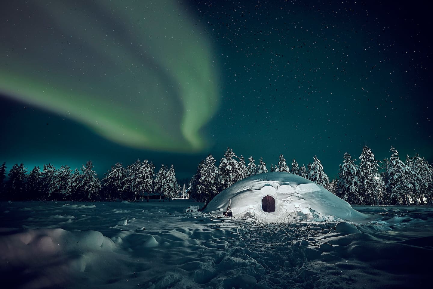 imagen 3 de Dormir en un iglú helado bajo la aurora boreal.