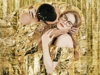 El beso de Klimt inspira unas gafas.