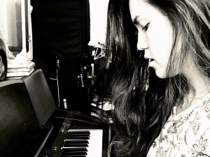 Esta es la radiante y cristalina voz de Phildel.