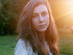 Julia Holter presenta su nuevo álbum “Aviary”.