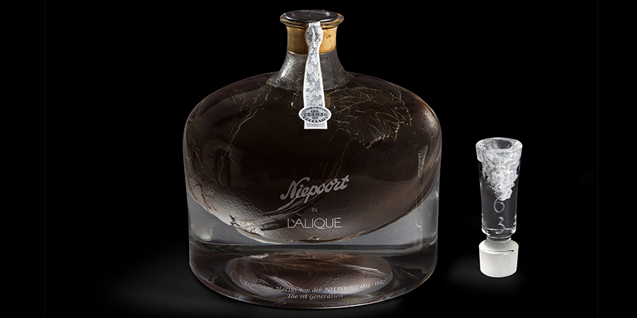 imagen 1 de El vino de Oporto más caro del mundo viste un Lalique.