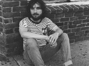 La etérea delicadeza musical de Angelo De Augustine.