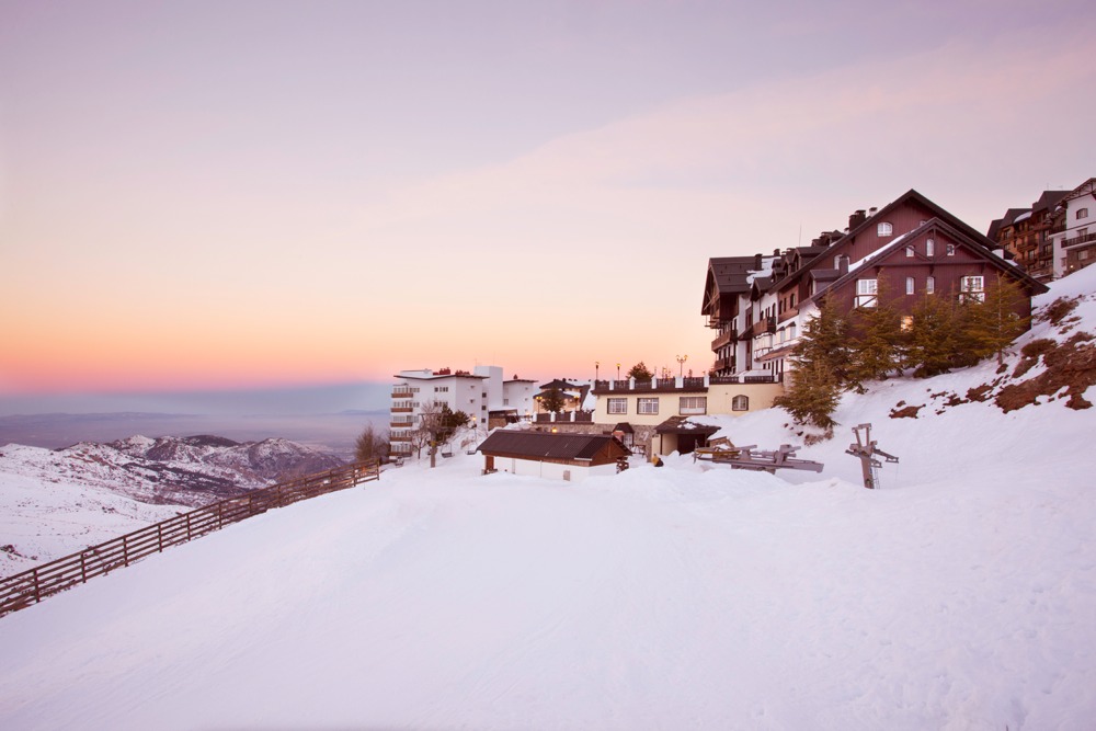 imagen 5 de Sierra Nevada se viste de nieve y el Vincci Selección Rumaykiyya 5* inaugura su temporada de esquí.