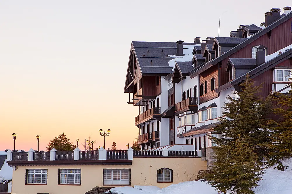 imagen 1 de Sierra Nevada se viste de nieve y el Vincci Selección Rumaykiyya 5* inaugura su temporada de esquí.