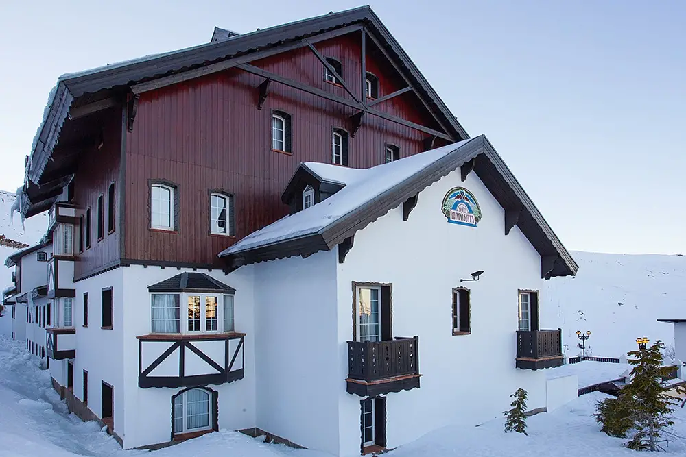 imagen 3 de Sierra Nevada se viste de nieve y el Vincci Selección Rumaykiyya 5* inaugura su temporada de esquí.