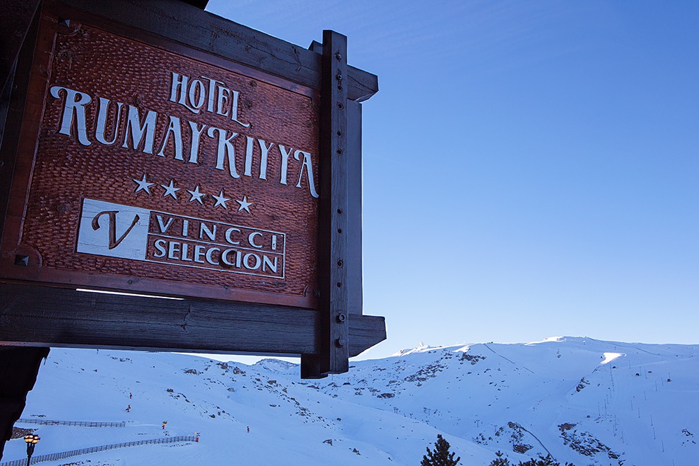 imagen 25 de Sierra Nevada se viste de nieve y el Vincci Selección Rumaykiyya 5* inaugura su temporada de esquí.