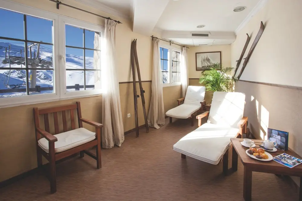 imagen 21 de Sierra Nevada se viste de nieve y el Vincci Selección Rumaykiyya 5* inaugura su temporada de esquí.