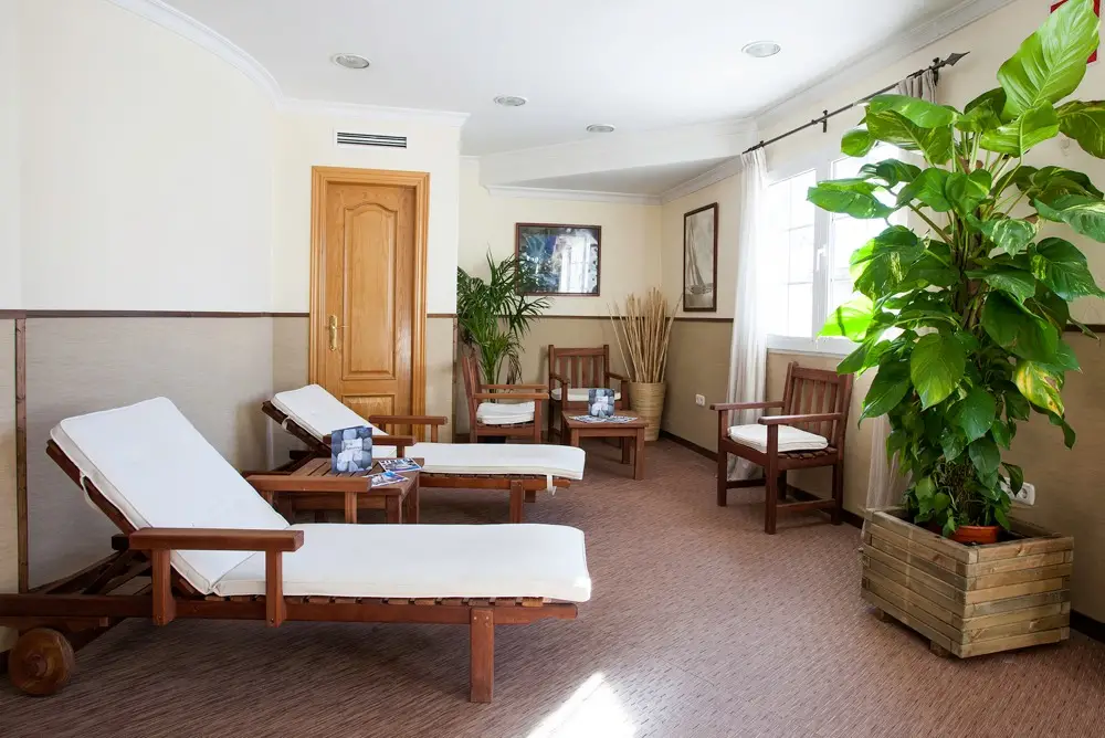 imagen 20 de Sierra Nevada se viste de nieve y el Vincci Selección Rumaykiyya 5* inaugura su temporada de esquí.