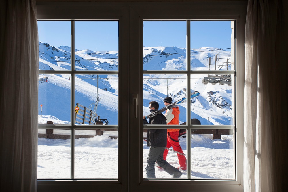 imagen 10 de Sierra Nevada se viste de nieve y el Vincci Selección Rumaykiyya 5* inaugura su temporada de esquí.