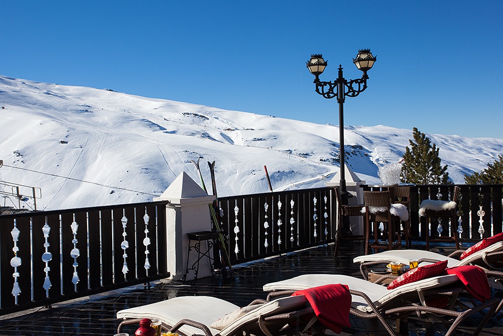 imagen 8 de Sierra Nevada se viste de nieve y el Vincci Selección Rumaykiyya 5* inaugura su temporada de esquí.