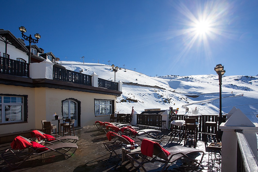 imagen 6 de Sierra Nevada se viste de nieve y el Vincci Selección Rumaykiyya 5* inaugura su temporada de esquí.