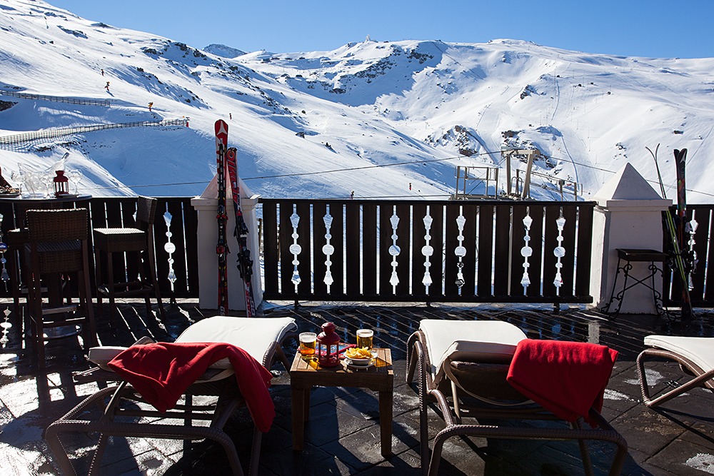 imagen 7 de Sierra Nevada se viste de nieve y el Vincci Selección Rumaykiyya 5* inaugura su temporada de esquí.