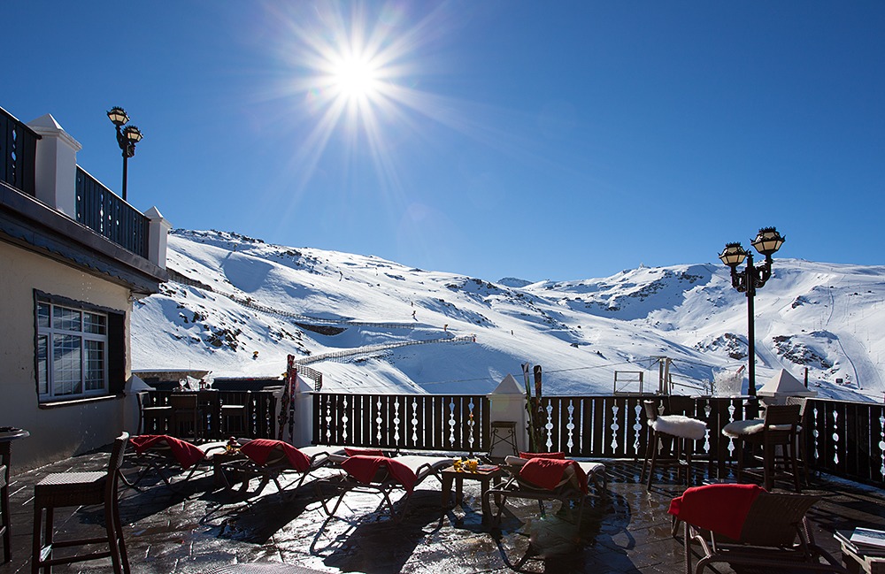 imagen 9 de Sierra Nevada se viste de nieve y el Vincci Selección Rumaykiyya 5* inaugura su temporada de esquí.