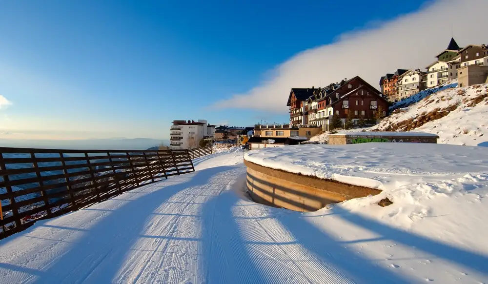 imagen 2 de Sierra Nevada se viste de nieve y el Vincci Selección Rumaykiyya 5* inaugura su temporada de esquí.