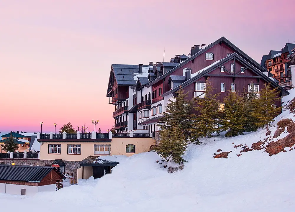 imagen 4 de Sierra Nevada se viste de nieve y el Vincci Selección Rumaykiyya 5* inaugura su temporada de esquí.