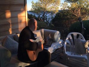 Dominique A nos sitúa entre el movimiento y el sentimiento.