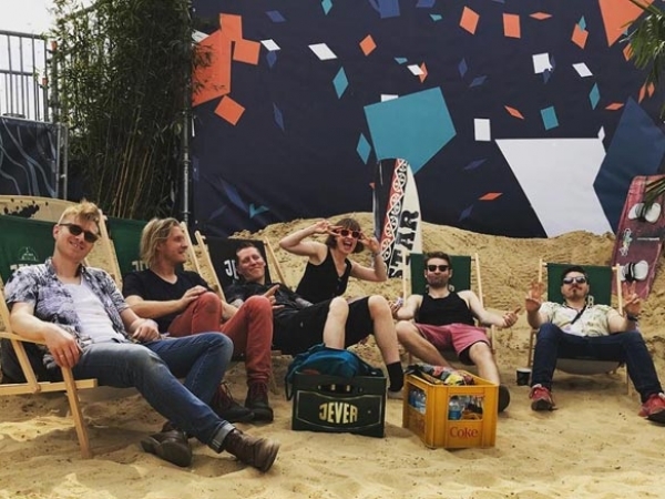 Los londinenses Skinny Lister apelan al espíritu navideño.