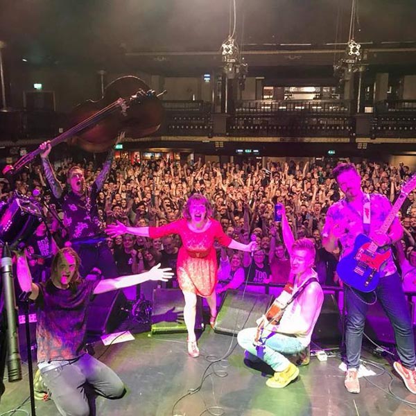 imagen 4 de Los londinenses Skinny Lister apelan al espíritu navideño.