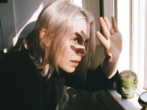 Phoebe Bridgers despide su gran año con un nuevo vídeo.
